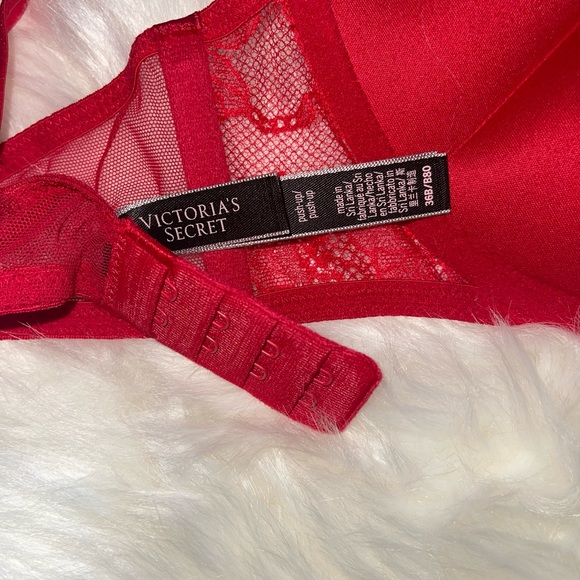 - NWT Victoria’s Secret Red VERY SEXY
Shine Strap Push-Up Bra 36B red - Picture 2 of 3